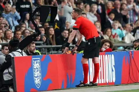 إحداها كارثي لإنجلترا.. 9 تعديلات على قانون كرة القدم في كأس العالم